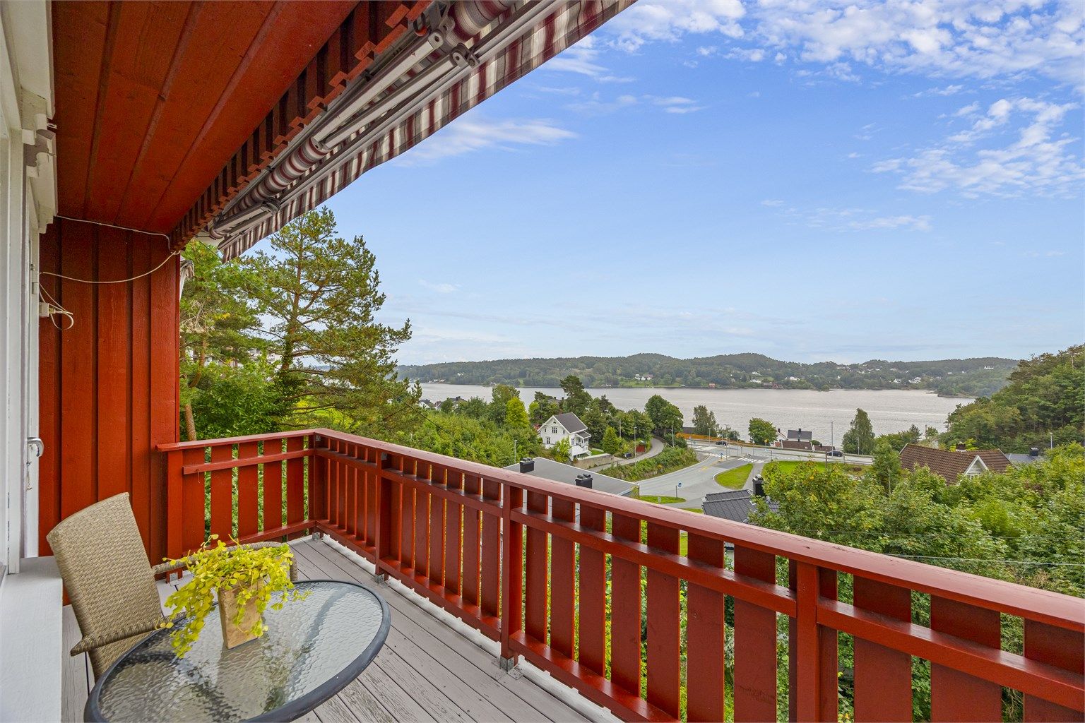 På den delvis overbygde verandaen kan du nyte utsikt og grønne omgivelser. Rolig og fredelig område med gangvei til sentrum. 