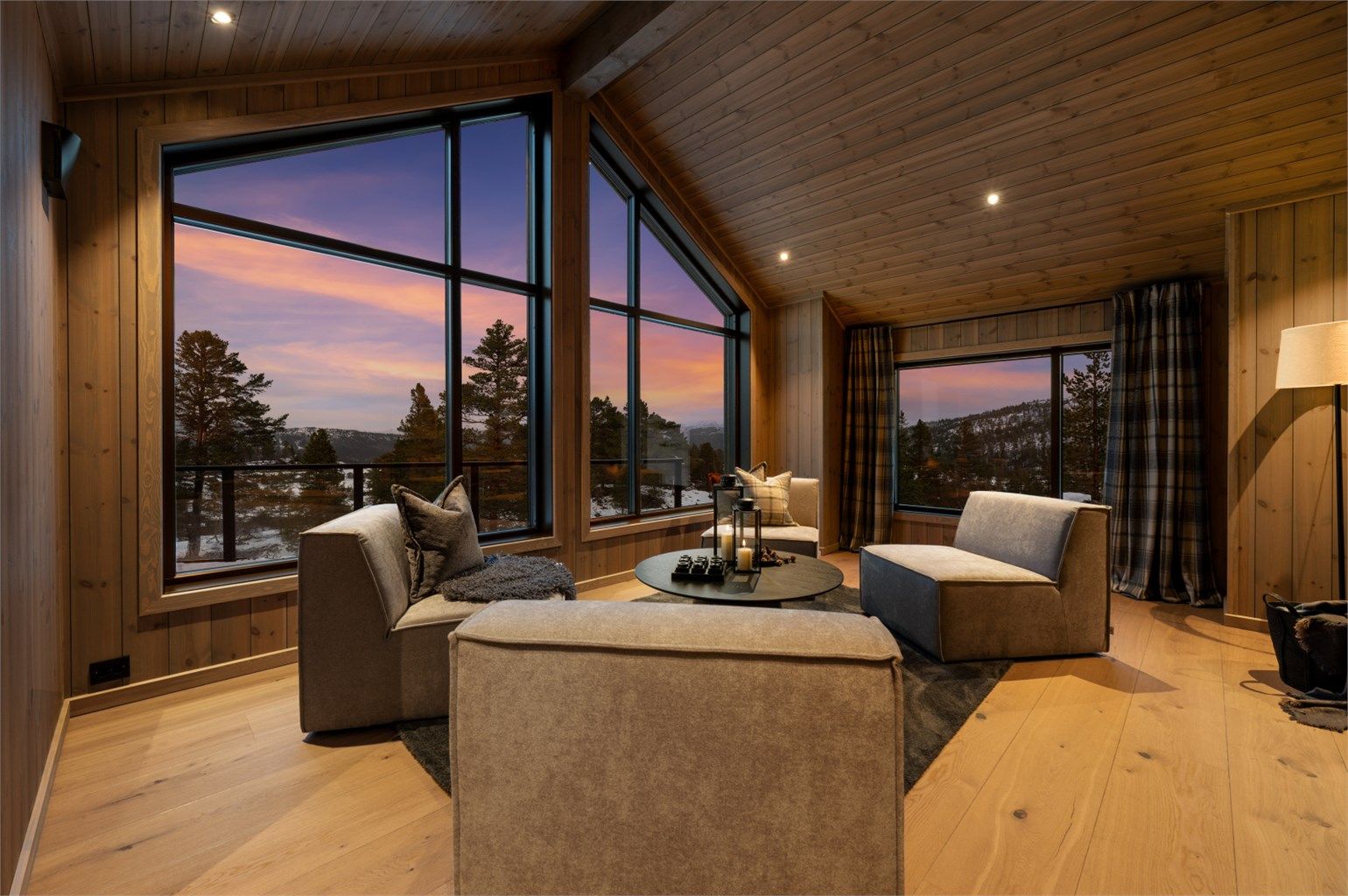 Stue med utsikt. God tkhøyde.