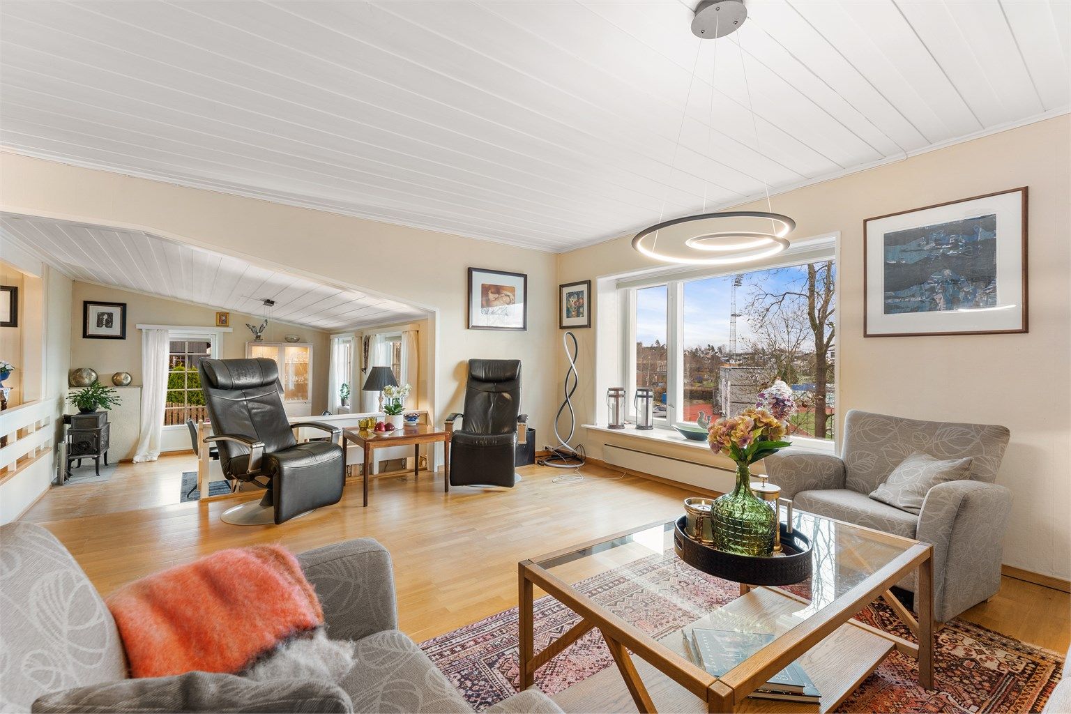 Den åpne planløsningen gir en god romfølelse og oversikt.