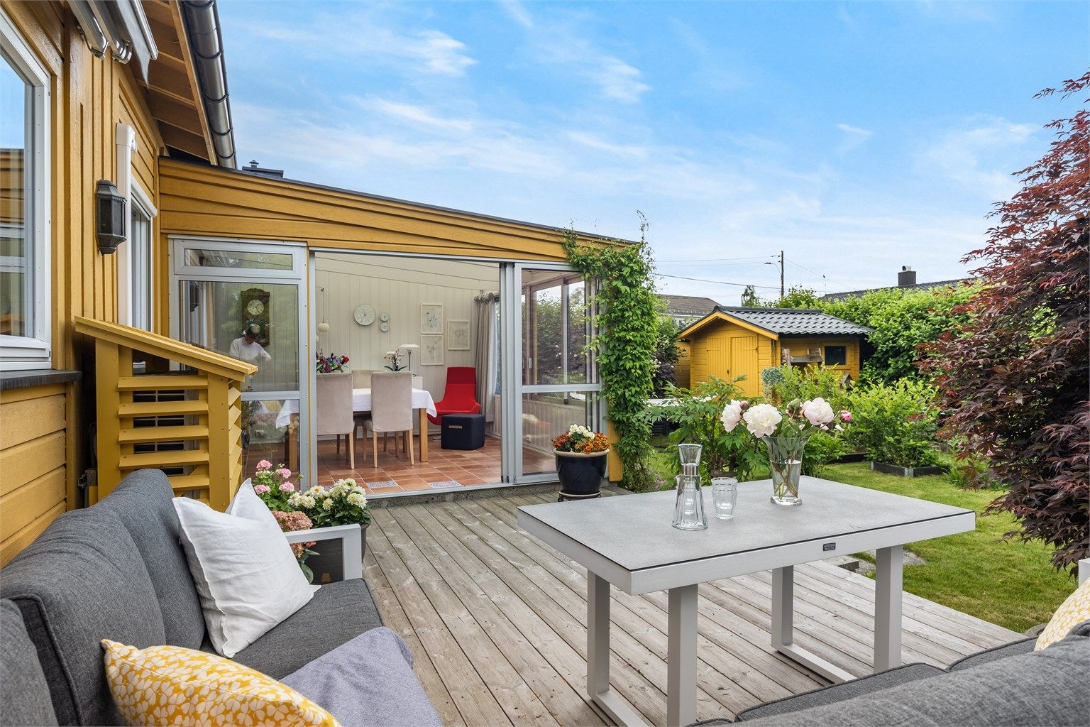 Terrassen har gode møbleringsmuligheter og enkel adkomst fra vinterhagen