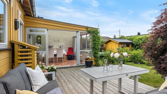 Terrassen har gode møbleringsmuligheter og enkel adkomst fra vinterhagen