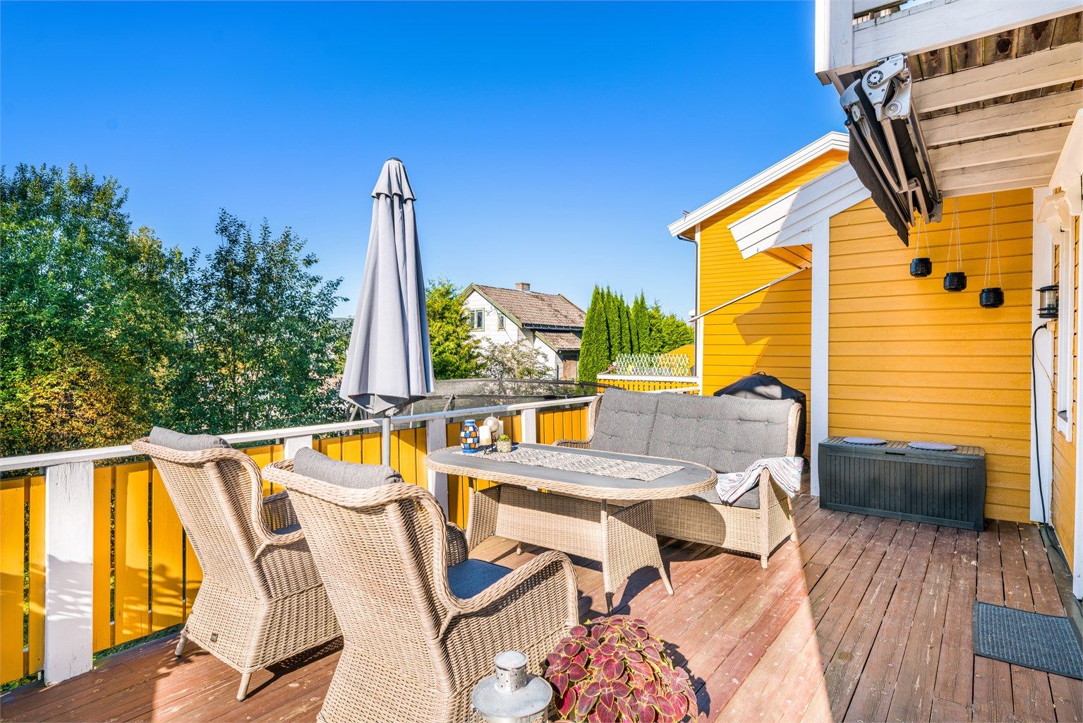 Terrassen på sommerstid. Terrassen vender mot vest og får nydelig kveldssol. 