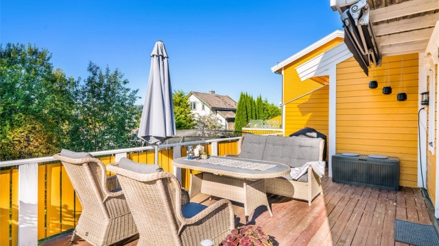 Terrassen på sommerstid. Terrassen vender mot vest og får nydelig kveldssol.