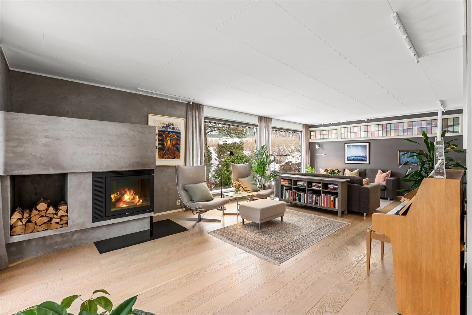 Boligen har en stor og romslig stue. Gulvet er lagt med en-stavs parkett.