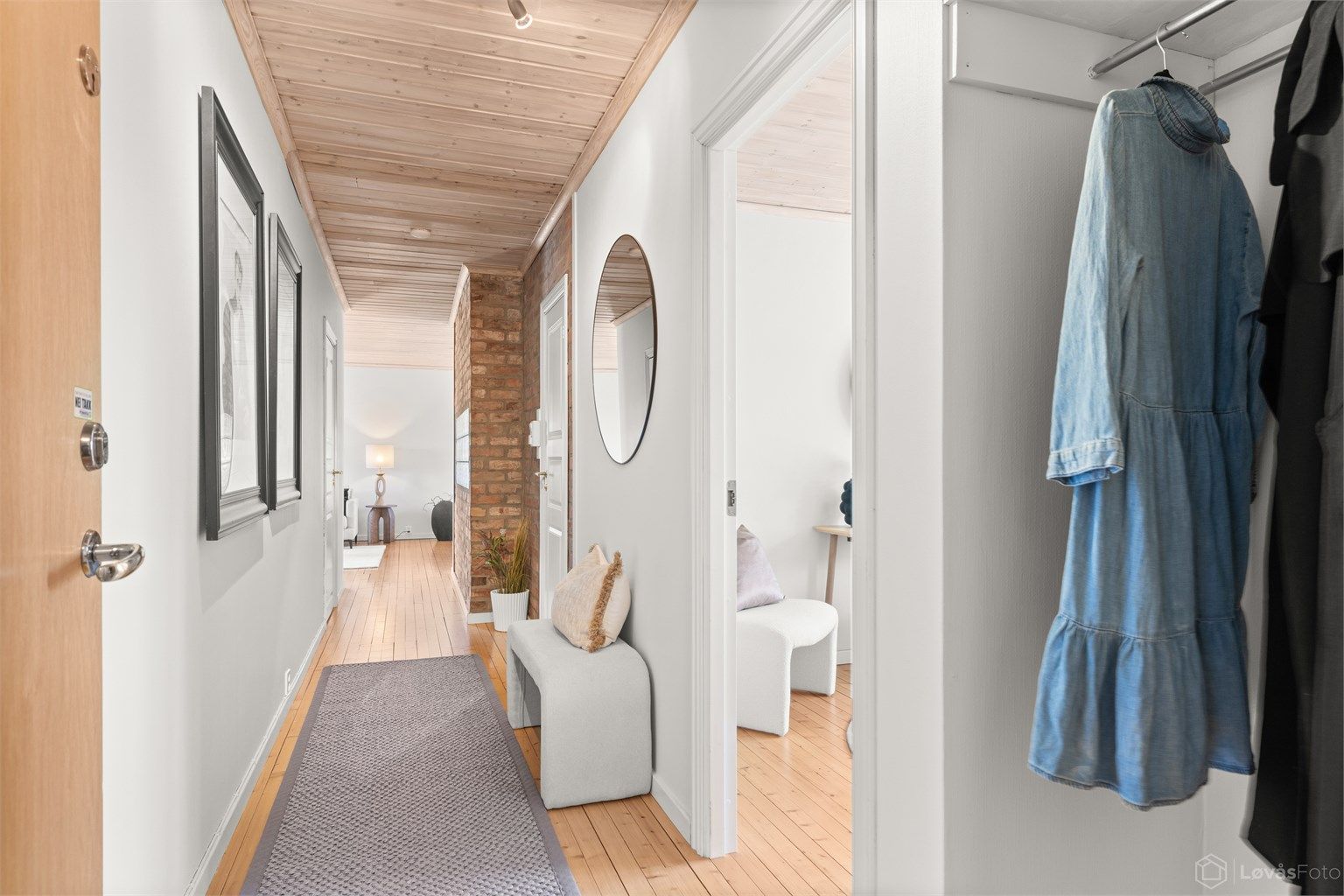 Entré/gang med nisje til yttertøy og originale tregulv. Begge soverommene og badet har praktisk adkomst fra gangen, samt at gangen også leder ut i stuen/spisestuen