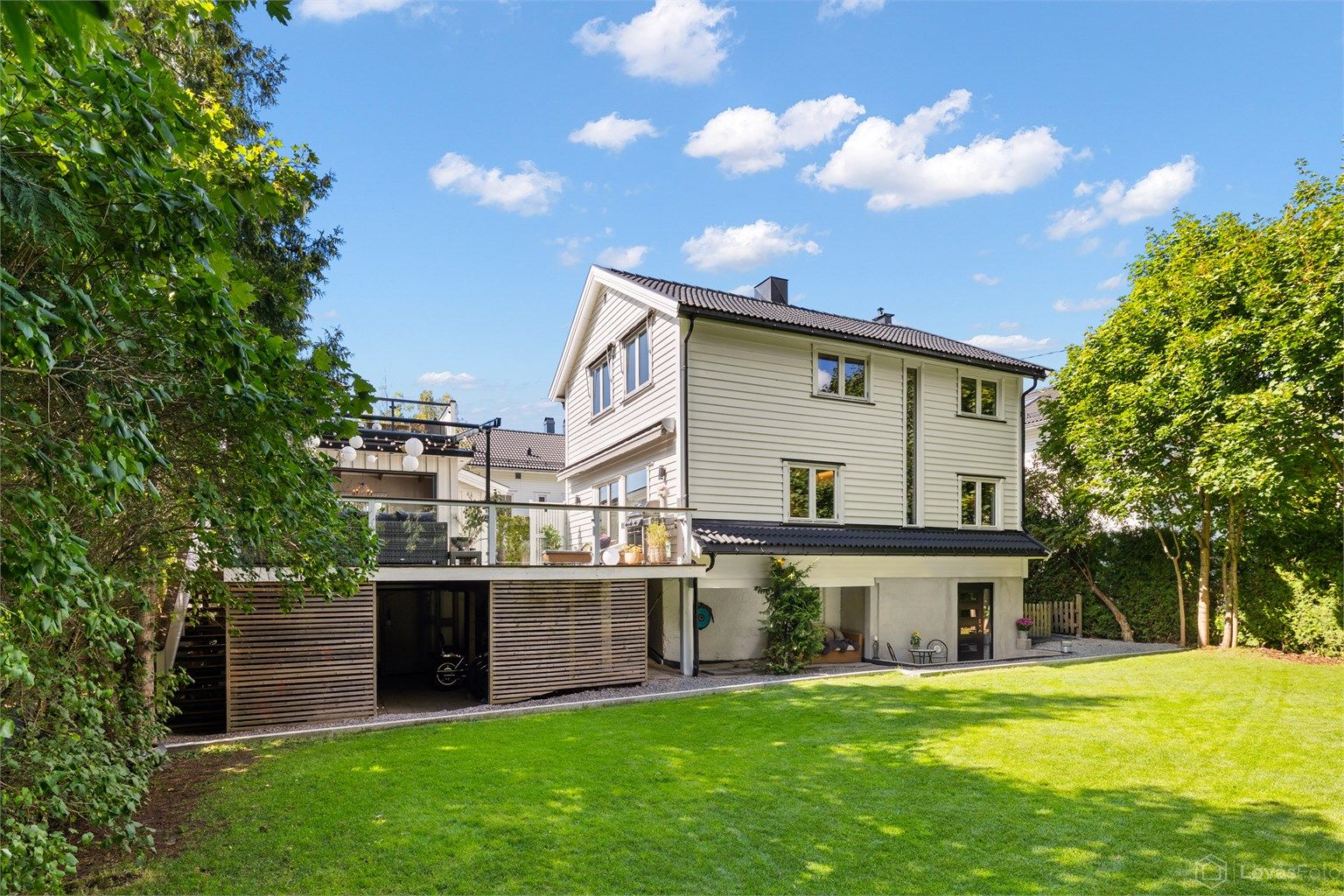 Rikelig med oppbevaringsplass under terrassen, samt at det er en ekstra utebod under terrassen