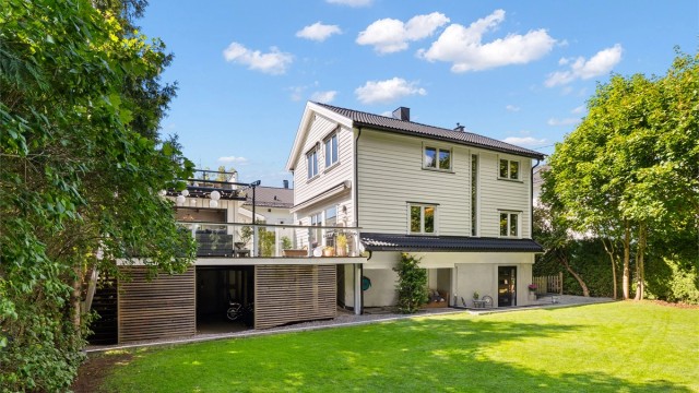 Rikelig med oppbevaringsplass under terrassen, samt at det er en ekstra utebod under terrassen