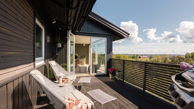 Vel så flott utsikt sees på terrassen. Med markisen ute får du solskjerming på dagtid og et lunende tak over hodet på kveldstid.