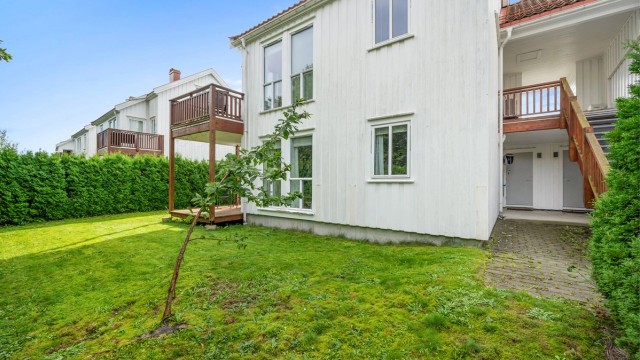 Klokkehattveien 5 - Leiligheten ligger i 1. etasje i del av tomannsbolig og har direkte adkomst til terrasse og skjermet hage