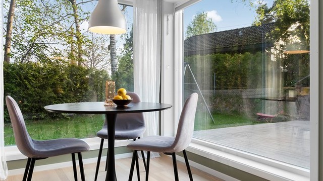 Spiseplassen er naturlig plassert i overgangen mellom kjøkken og stue, med store vindusflater mot hagen.