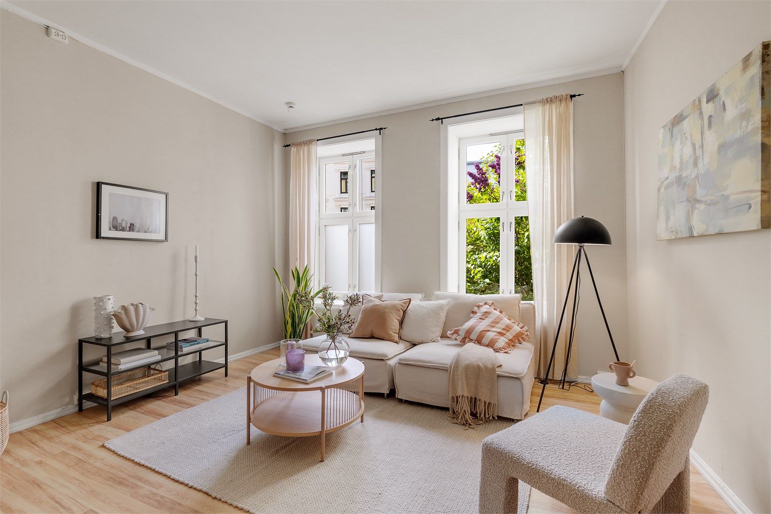 Dette er en lys og innbydende 2-roms leilighet med sentral og attraktiv beliggenhet rett over Sofienbergparken!