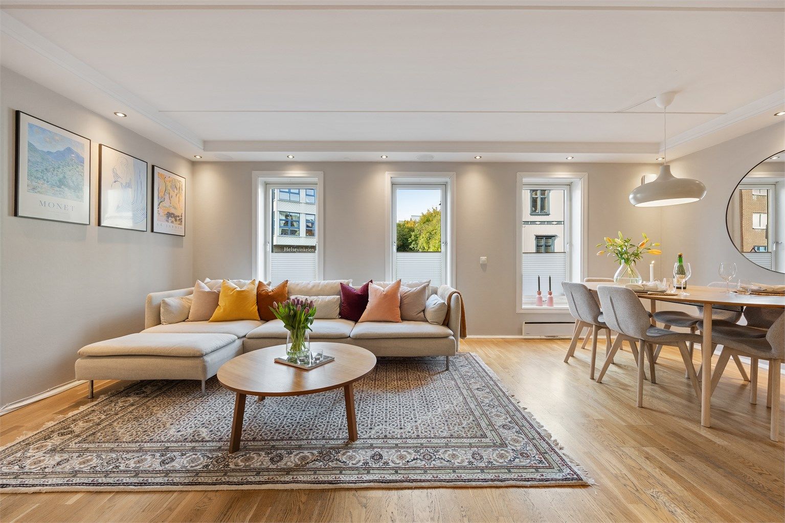 Store vindusflater sørger for rikelig med lysinnslipp og bidrar til en lys og luftig atmosfære i boligen.