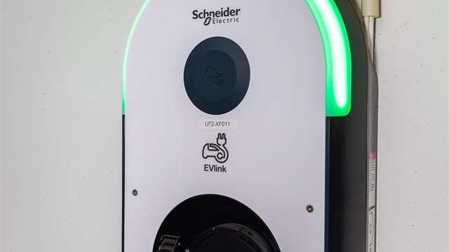 Elbil lader medfølger.