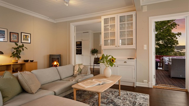 Fra stuen er det utgang til terrassen, som gjør overgangen mellom inne og ute nesten sømløs på årets varmere dager.