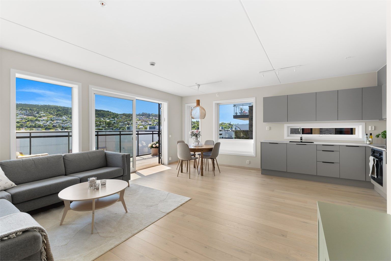 Moderne topp/hjørne-leilighet med vindusflater på 3 yttervegger!