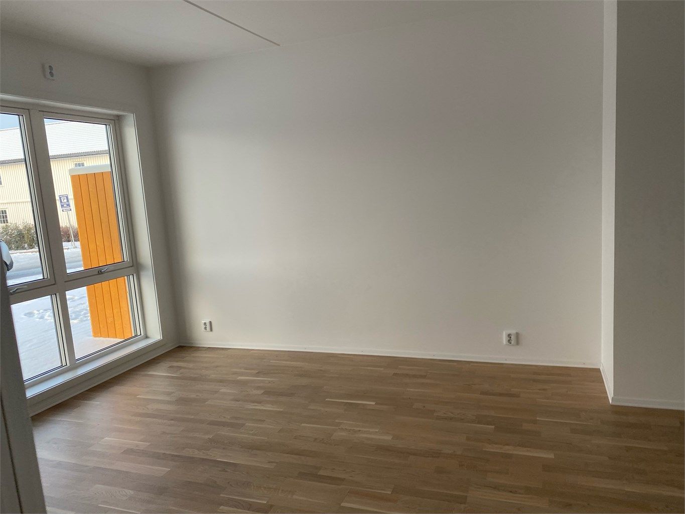 Fra stuen har du adkomst til en markterrasse. 