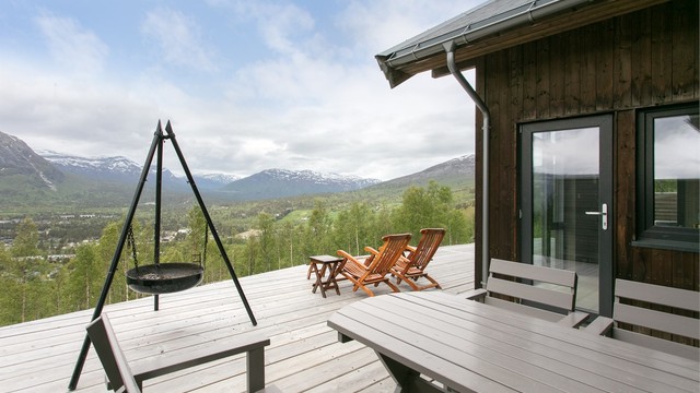 Terrassen har god plass til utemøbler og bålpanne, med vidstrakt utsikt mot fjellene.