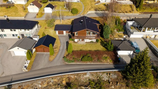 Eiendommen ligger i et etablert og rolig boligområde like ved sykehuset