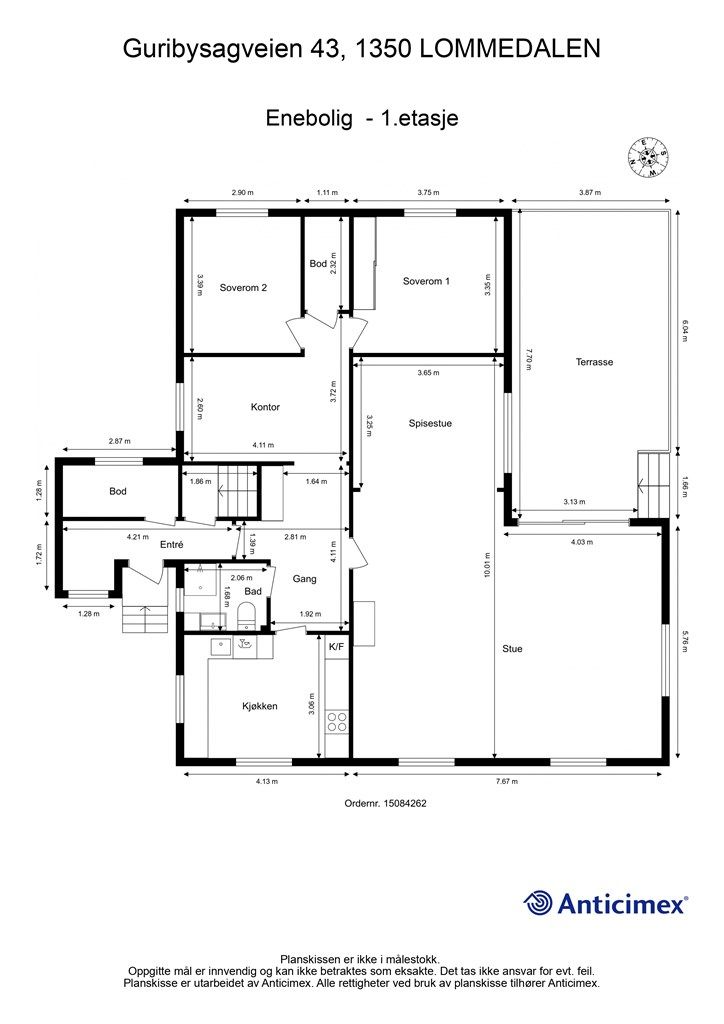 Første etasje har en gjennomtenkt planløsning med to soverom, kontor og romslige oppholdsrom.