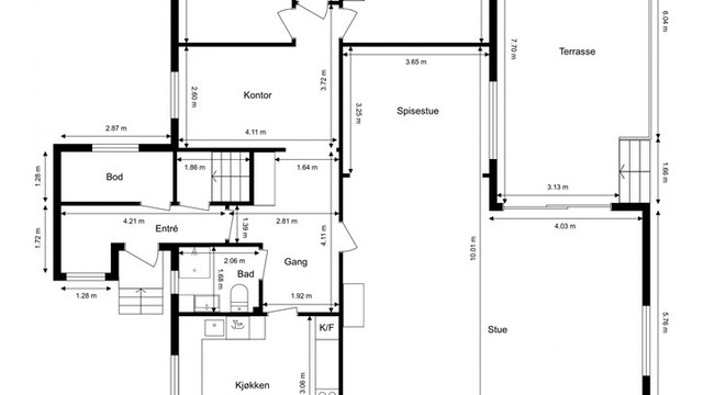 Første etasje har en gjennomtenkt planløsning med to soverom, kontor og romslige oppholdsrom.