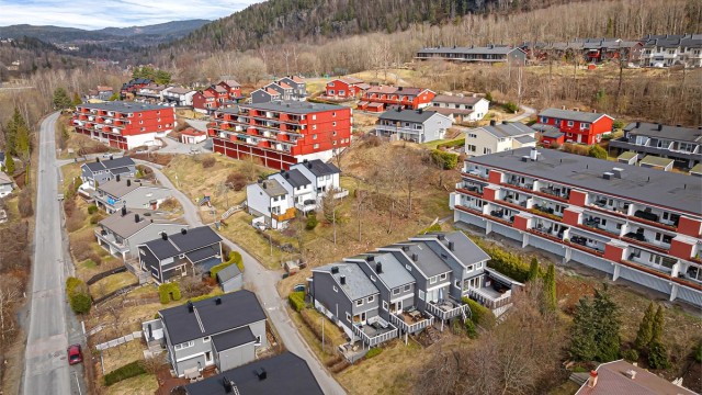 Rett utenfor døren finnes det fine turområder med Kolsåstoppen og Eineåsen