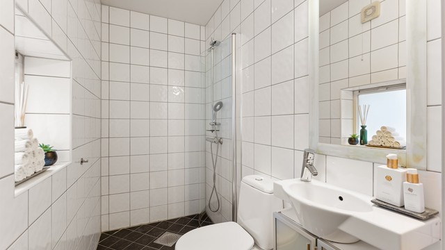 Praktisk plassert baderom ved entréen