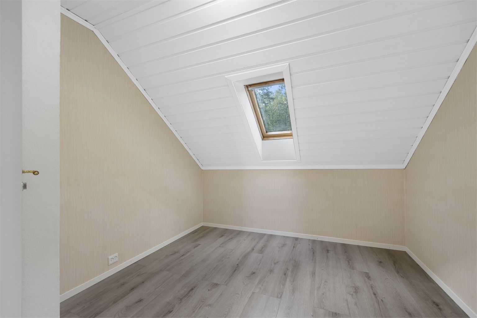 Innredet kontor med takvindu som slipper inn rikelig med naturlig dagslys.
