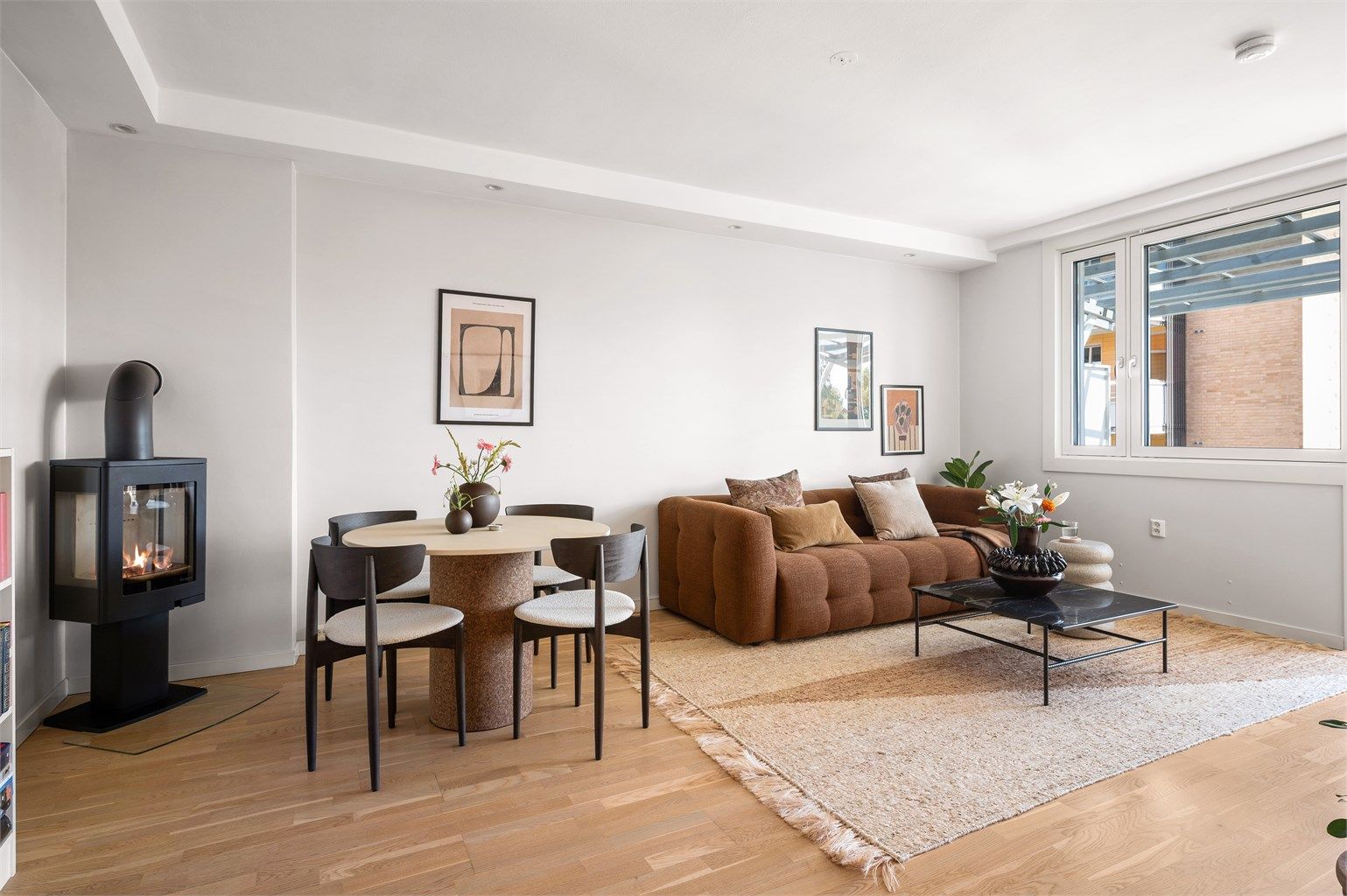 En stor og innbydende stuen med god plass til sofa, spisebord og naturlig plass for TV-seksjon.