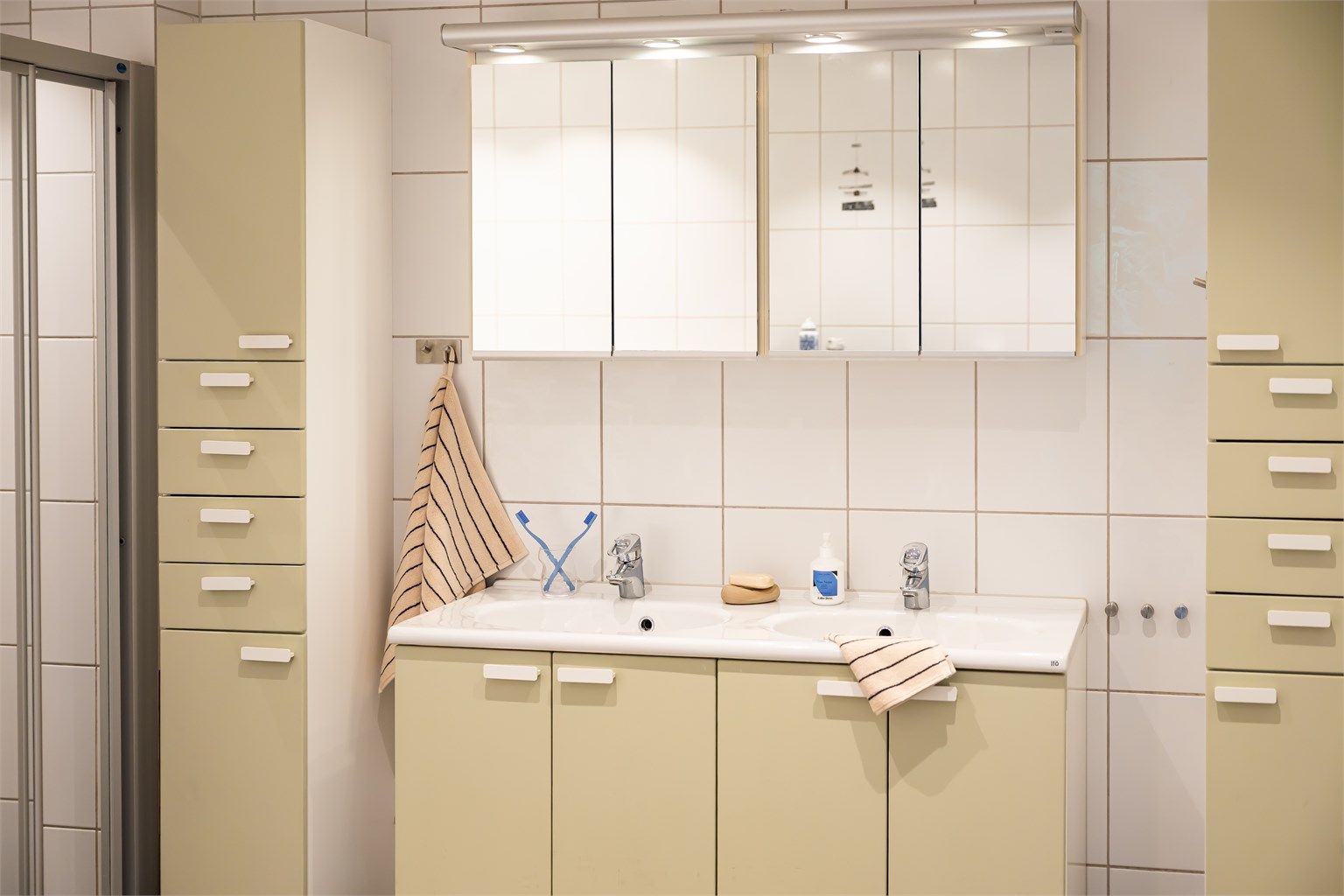 Badet er flislagt med varme i gulvet og downlights i himling.