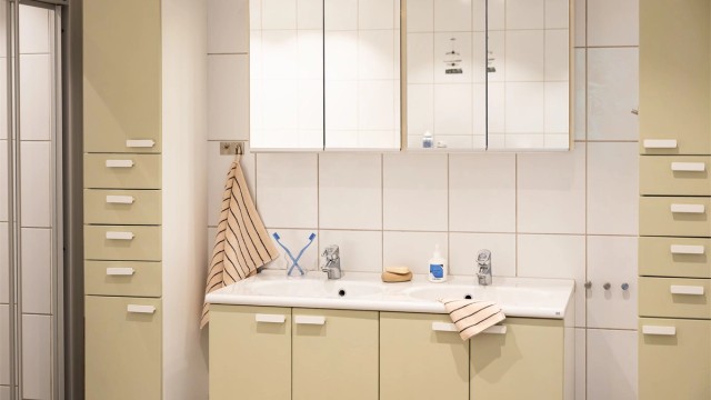 Badet er flislagt med varme i gulvet og downlights i himling.