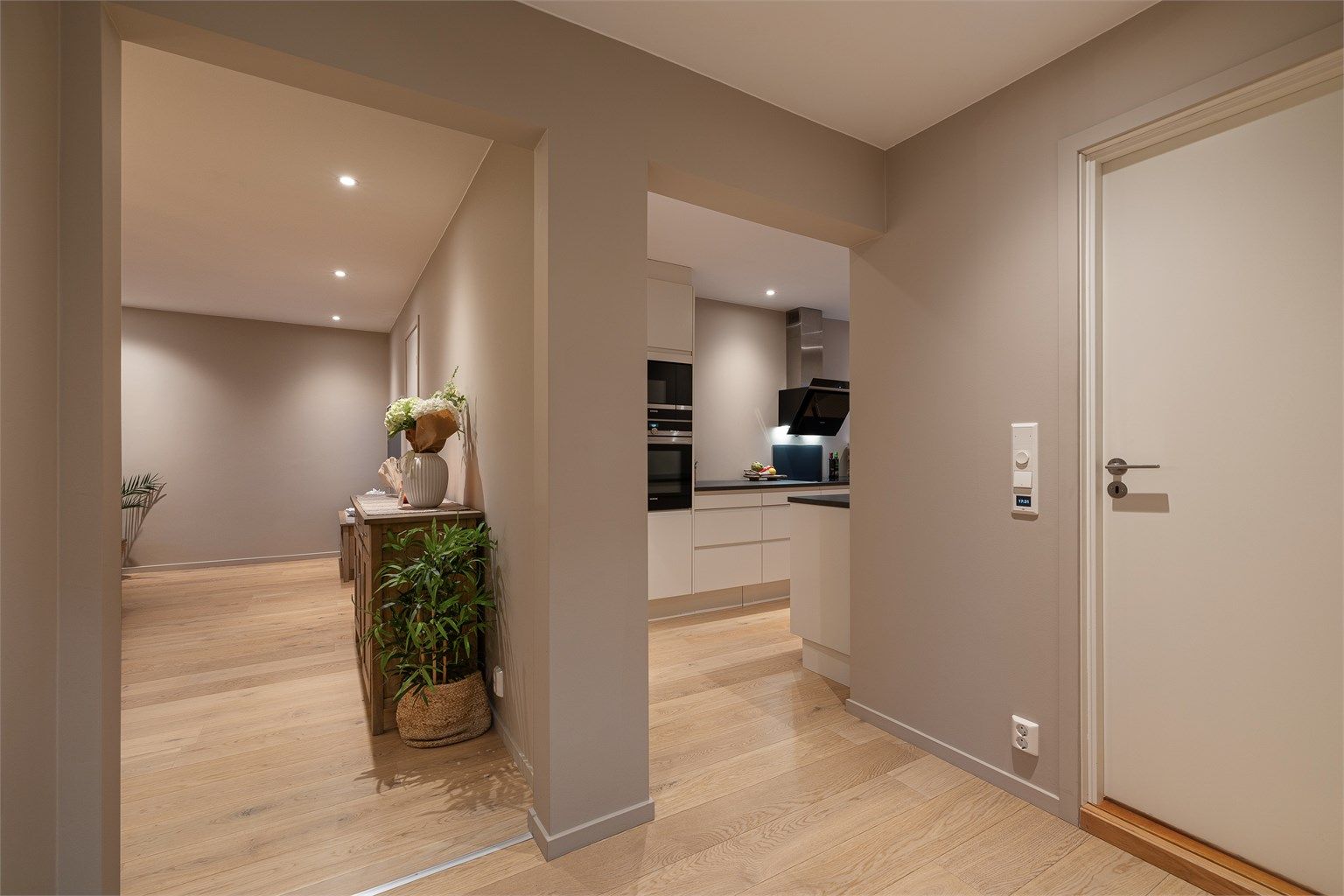 Entréen fungerer som et naturlig bindeledd til resten av leilighetens rom.