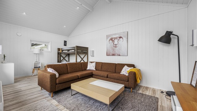 Bak garasjebygget er det en romslig, isolert utestue, et flott bonusrom for hobby eller annet (ikke godkjent til varig opphold).