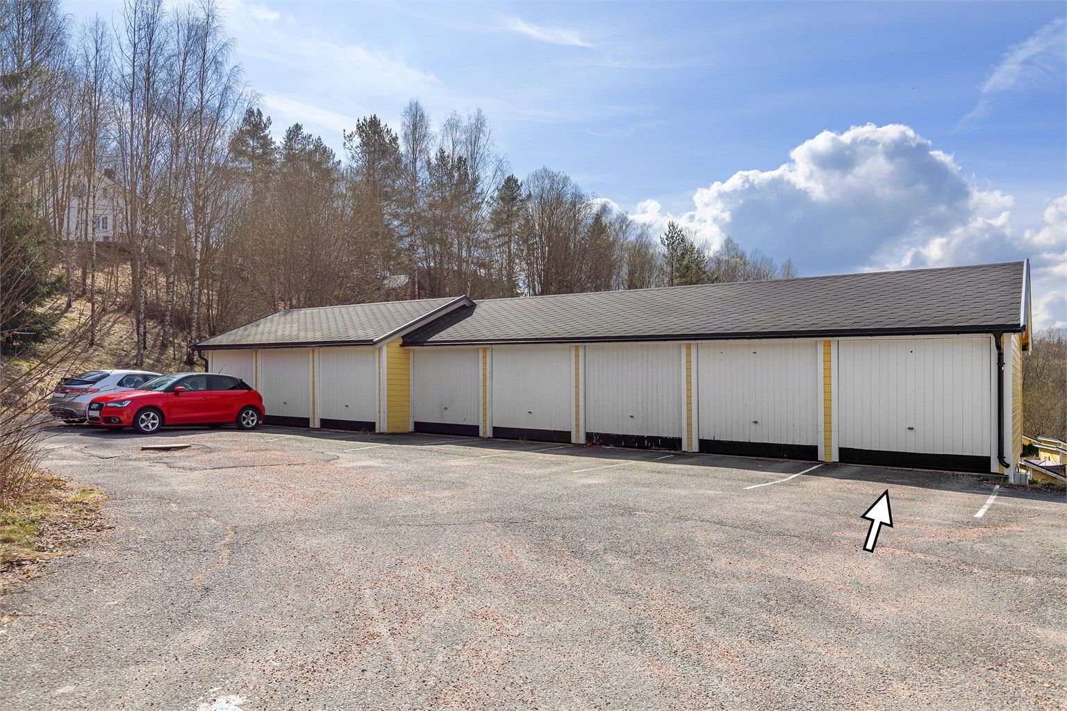 Parkering i felles garasjerekke - Det er lagt opp infrastruktur for montering av ladeboks for elbil i garasjen