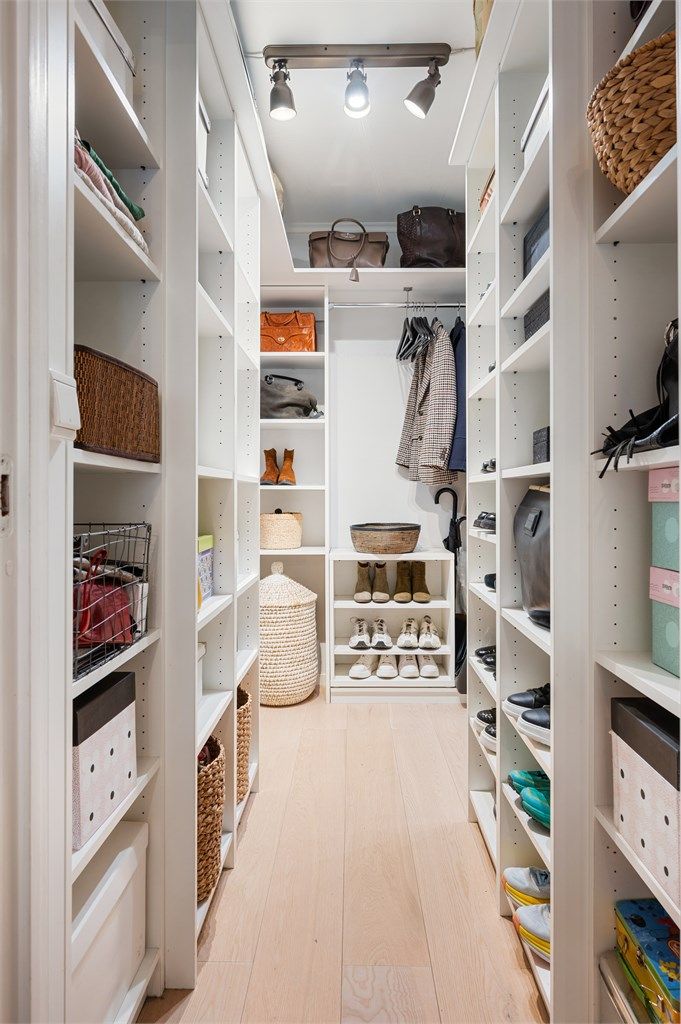 Et dedikert walk-in-closet gir rikelig med organisert oppbevaringsplass. I tillegg medfølger to loftsboder og én kjellerbod på totalt 6 m².