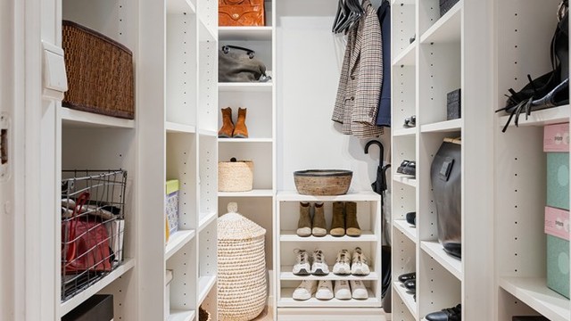 Et dedikert walk-in-closet gir rikelig med organisert oppbevaringsplass. I tillegg medfølger to loftsboder og én kjellerbod på totalt 6 m².