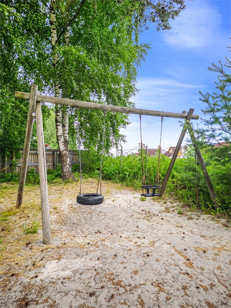 Huskestativ på felles lekeplass som grenser mot eiendommen