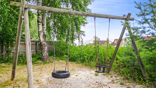 Huskestativ på felles lekeplass som grenser mot eiendommen