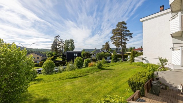 Samtidig ligger boligen sentralt til det aller meste av ønskelige fasiliteter. Marka like ved, kort gåavstand til bussholdeplass, Kiwi nærbutikk, idrettsanlegg og flere skole- og barnehagetilbud