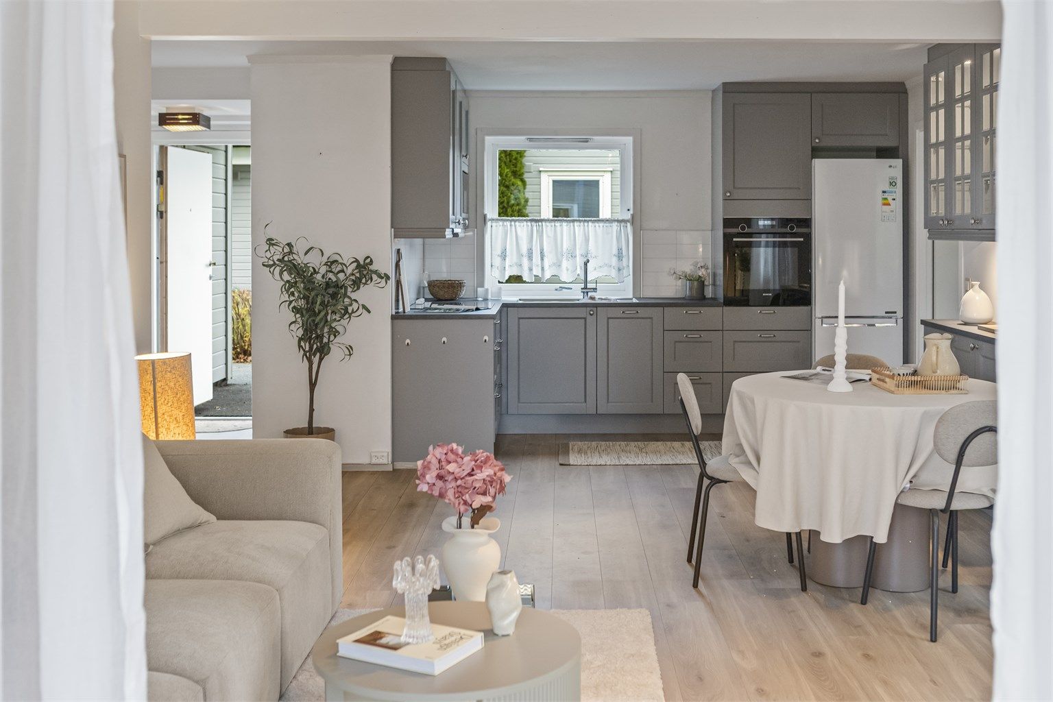 Nytt Strai kjøkken med integrerte hvitevarer