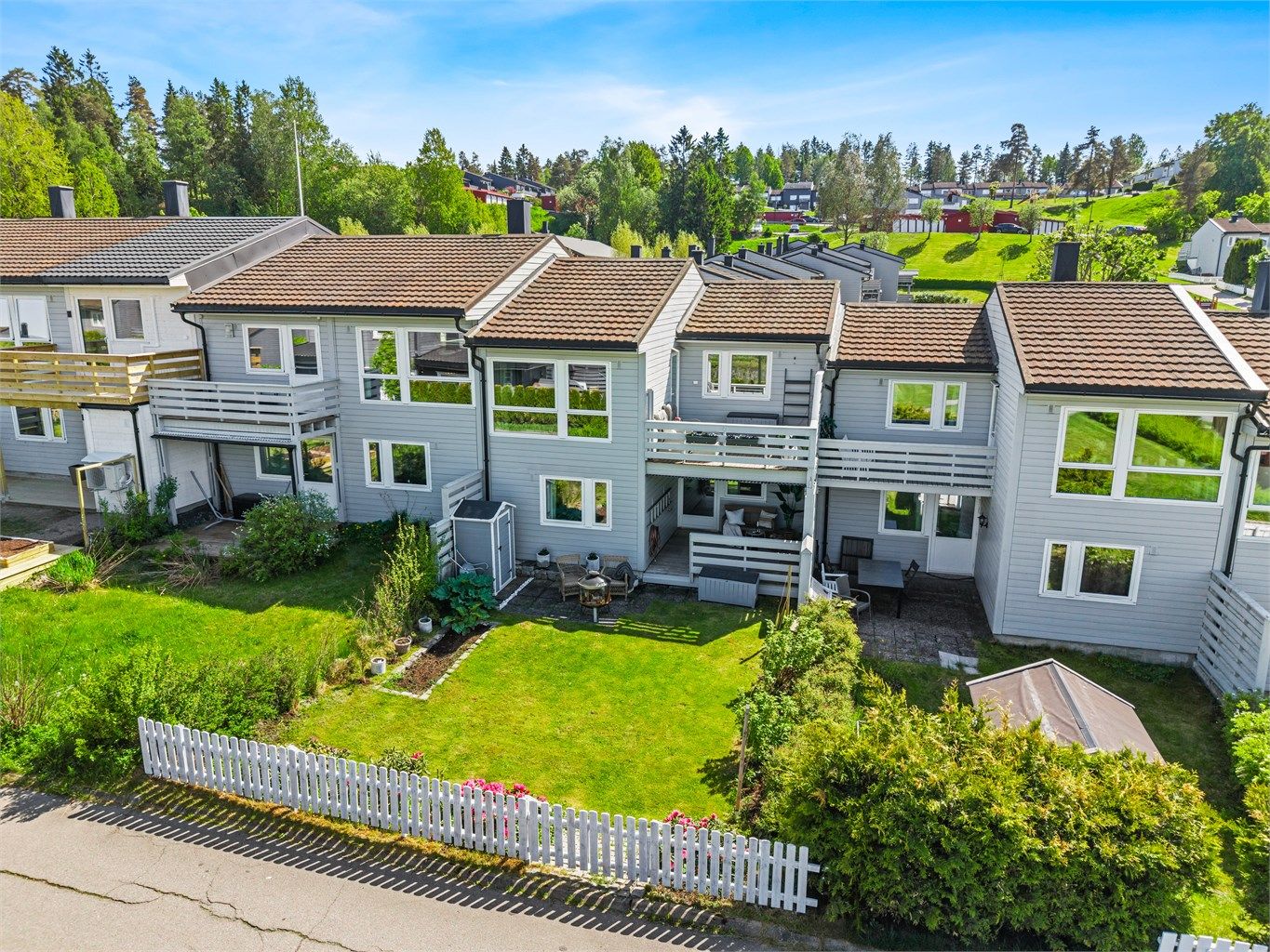 Eiendommen byr på en flott terrasse med direkte adkomst til en velstelt og privat hage, perfekt for lange sommerdager utendørs.