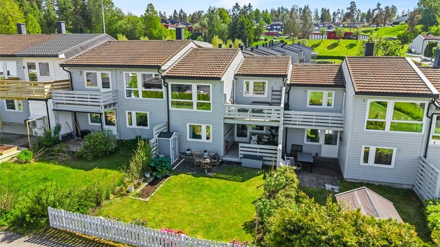 Eiendommen byr på en flott terrasse med direkte adkomst til en velstelt og privat hage, perfekt for lange sommerdager utendørs.