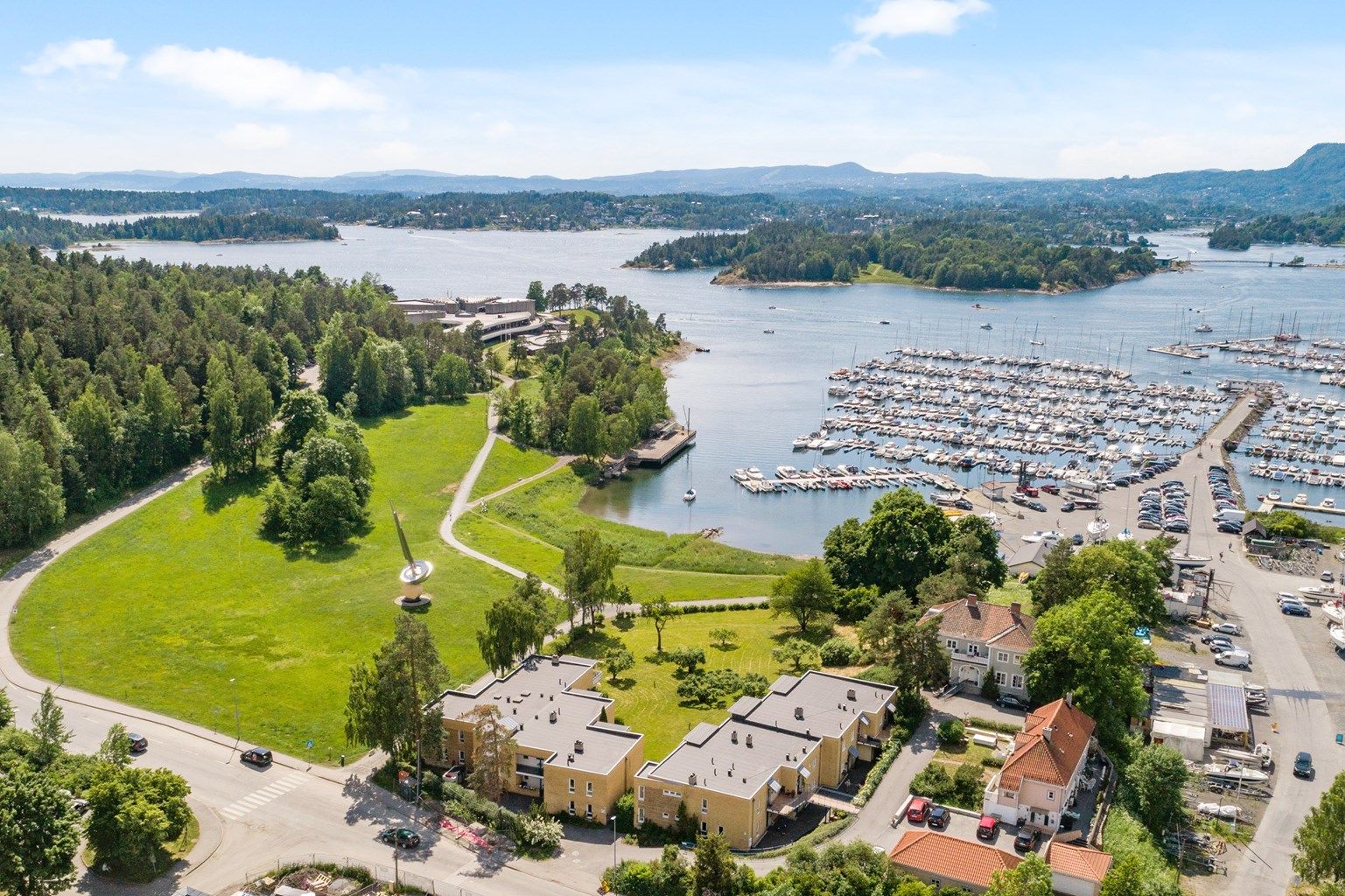 Velkommen til Sonja Henies Vei 19 - En gjennomgående og oppusset 3-roms leilighet med idyllisk og sjønær beliggenhet
