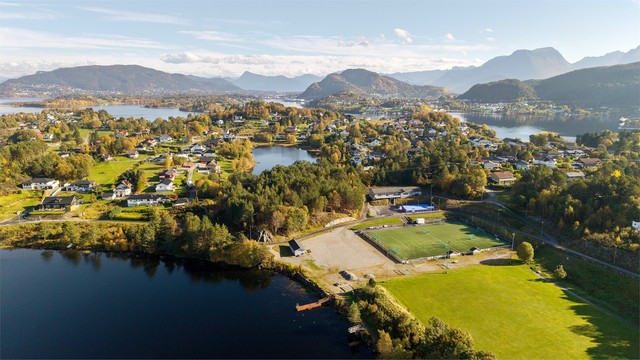 Kort vei til Lømyra stadion med fotballbaner og idrettstilbud for alle aldre.