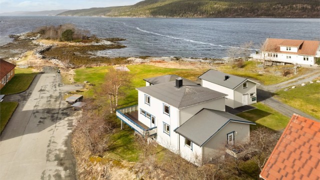 Enebolig i sjøkanten med utsikt og vakker beliggenhet.
