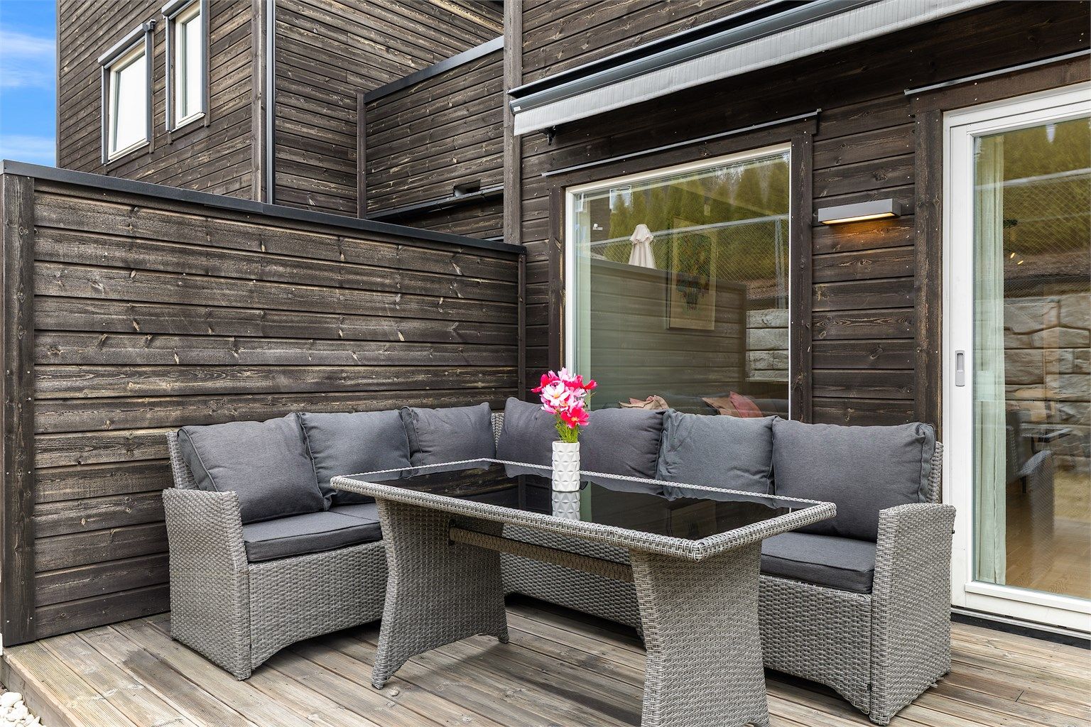 Uteplassen på markterrasse utenfor stuen er et hyggelig sted for late sommerdager