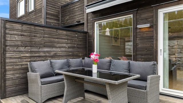 Uteplassen på markterrasse utenfor stuen er et hyggelig sted for late sommerdager