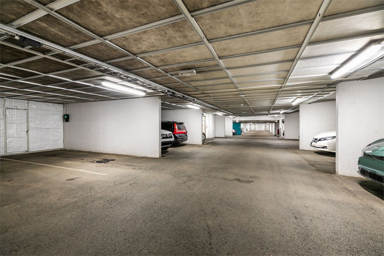 I garasjeanlegget under blokken disponerer leiligheten biloppstillingsplass med tilknyttet bod.