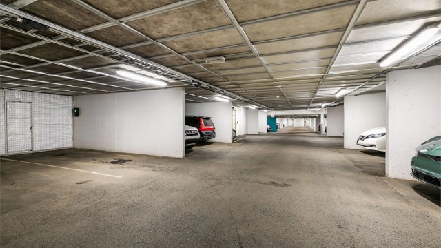 I garasjeanlegget under blokken disponerer leiligheten biloppstillingsplass med tilknyttet bod.