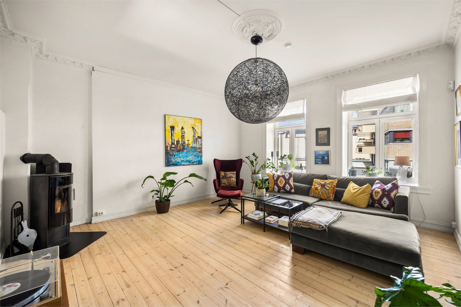 Dette er en klassisk og sjarmerende leilighet med originale tregulv, stukkatur og en takhøyde på 2,87 meter i stuen. Foto: Martine Eren Studio