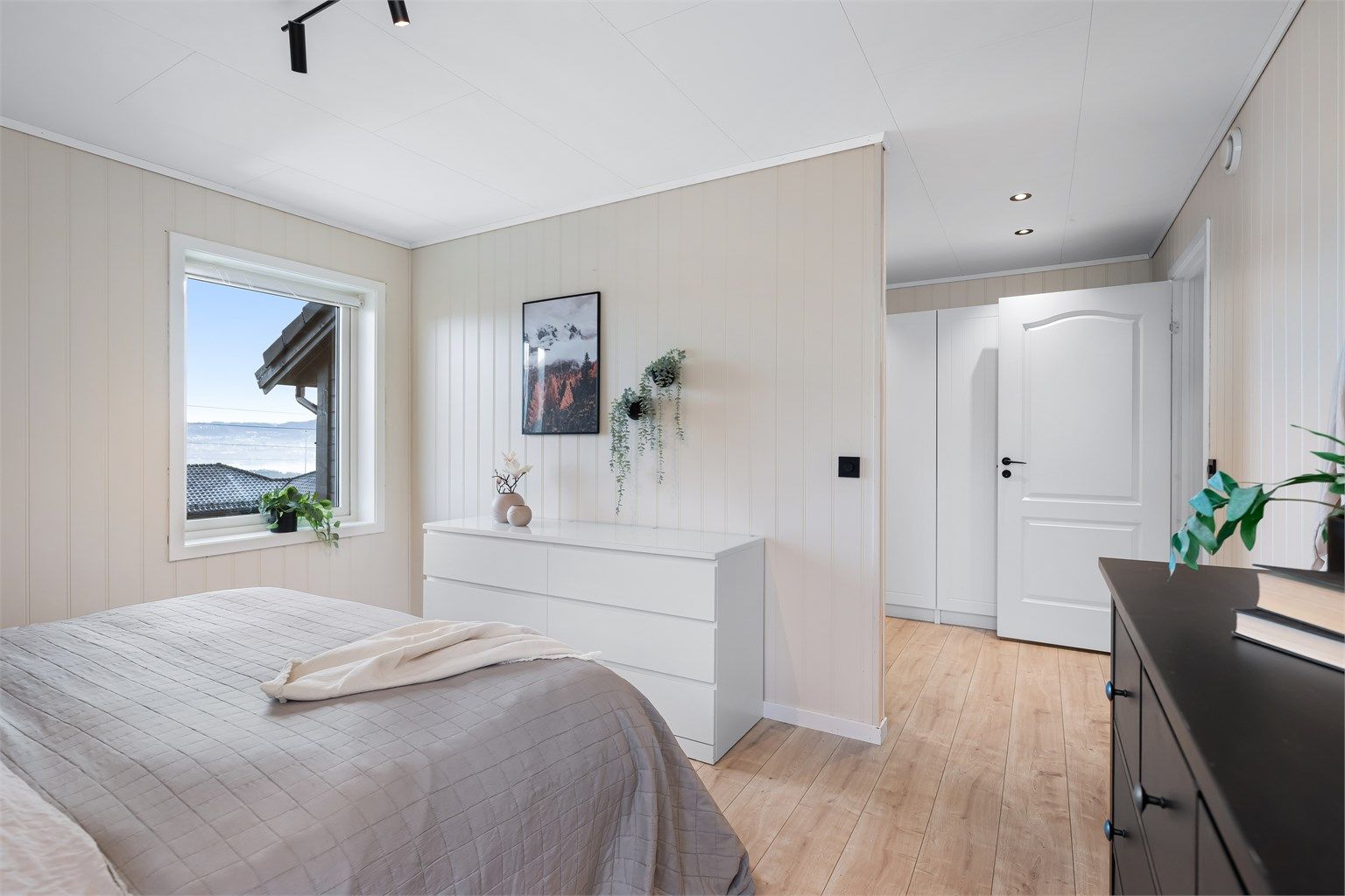 Åpen løsning til mellomgang med garderobeløsning